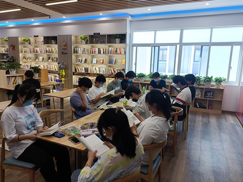 机电工程学院组织留校学生开展“经典润泽生命、 好书伴我同行”活动