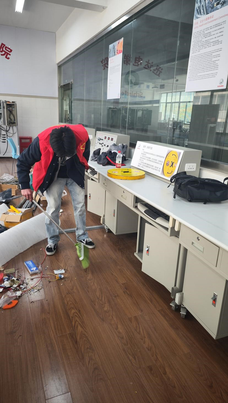 学雷锋，争做热心新青年