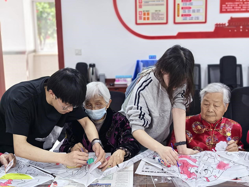 机电工程学院志愿者走进钱桥颐养中心，以爱心志愿行动温暖银龄岁月