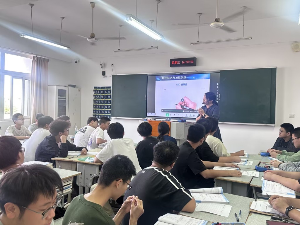 深耕技能教学，点亮电路课堂