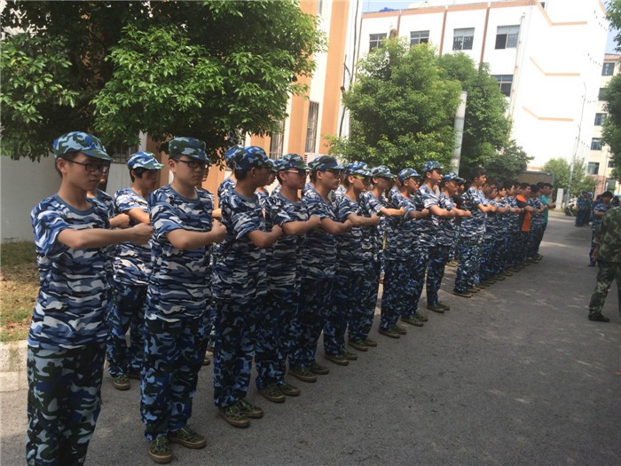 我校2014级新生军训队列训练场景、内务评比、黑板报评比优秀成果