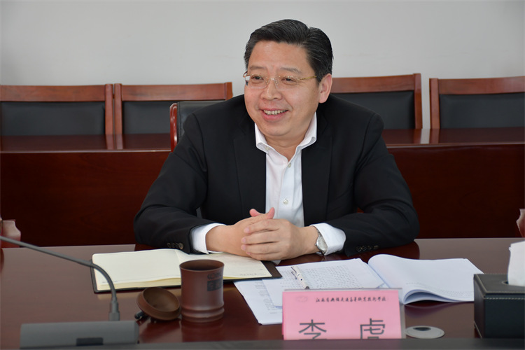 学校召开“立志做党光荣传统和优良作风的忠实传人”共青团干部、青年教师座谈会